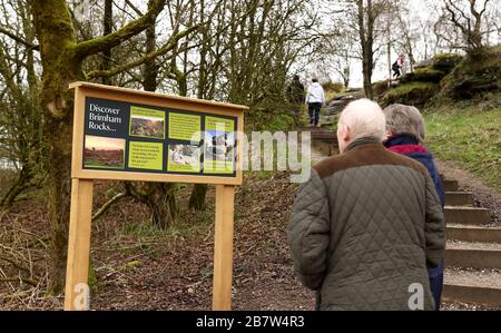 Die Menschen besuchen den National Trust Brimham Rocks, North Yorkshire, da Coronavirus weiterhin Großbritannien betrifft, wobei die Zahl der Todesopfer in Großbritannien 71 Personen erreicht. Stockfoto