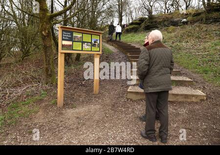 Die Menschen besuchen den National Trust Brimham Rocks, North Yorkshire, da Coronavirus weiterhin Großbritannien betrifft, wobei die Zahl der Todesopfer in Großbritannien 71 Personen erreicht. Stockfoto