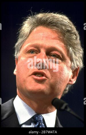 San Antonio Texas USA, 1992: Der demokratische Präsidentschaftskandidat Bill Clinton spricht auf der jährlichen AARP-Konvention. ©Bob Daemmrich Stockfoto