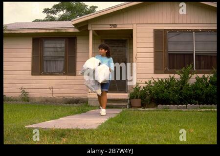 Austin Texas USA: 13-jähriger spanischer Teenager, der den Hausmüll VON HERRN ©Bob Daemmrich herausnimmt Stockfoto