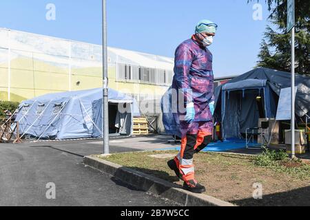 Italien, Region Lombardei, Brescia, 17. März 2020: Covid-19-Virus-Epidemie. Coronavirus Notfall. Im Bild zeigen Keckpunkt und Triage bei Civile Stockfoto