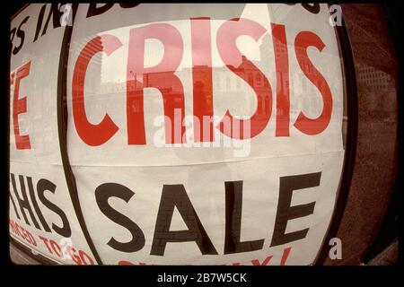 Austin, Texas USA: In Schaufenster anmelden wirbt für den Verkauf von Lagerbeständen. ©Bob Daemmrich Stockfoto