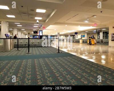 Orlando, Florida, USA - 15. März 2020 - die leeren Flughafentore während des Ausbruchs von Coronavirus Stockfoto