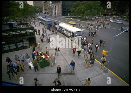 New York City. New York: Fußgänger auf der Straße und auf Gehwegen im Geschäftsviertel. ©Bob Daemmrich Stockfoto