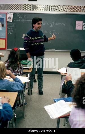 Austin, Texas USA: Männlicher Spanischlehrer an der Mittelschule im Klassenzimmer. ©Bob Daemmrich Stockfoto