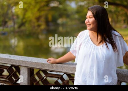 Schöne Übergewicht asiatische Frau Entspannung im Park Stockfoto