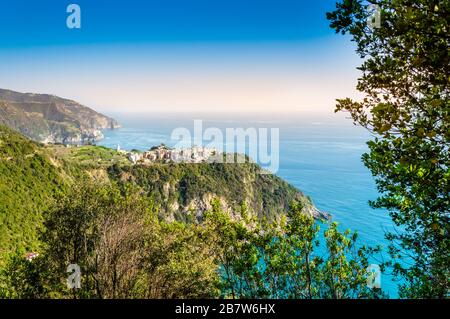 Corniglia, Cinque Terre - schönes kleines Dorf mit bunten Gebäuden auf der Klippe mit Blick auf das Meer. Cinque Terre National Park mit rauer Küste Stockfoto