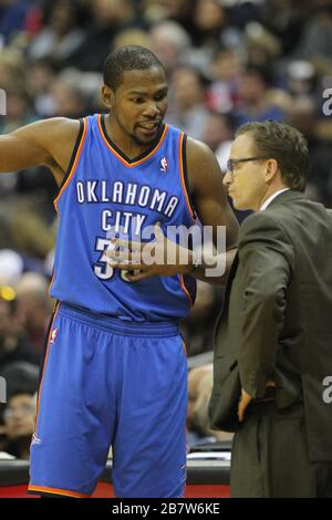 ***DATEIFOTO*** Kevin Durant unter vier Nets NBA-Spielern mit Coronavirus. WASHINGTON, D.C. - 1. FEBRUAR: Kevin Durant und Scott Brooks picturierten während eines NBA-Basketballspiels in der regulären Saison zwischen den Washington Wizards und den Oklahoma City Thunder im Verizon Center in Washington, DC im 1. Februar 2014. Die Zauberer schlugen den Donner 96-81. Kredit: mpi34/MediaPunch Stockfoto