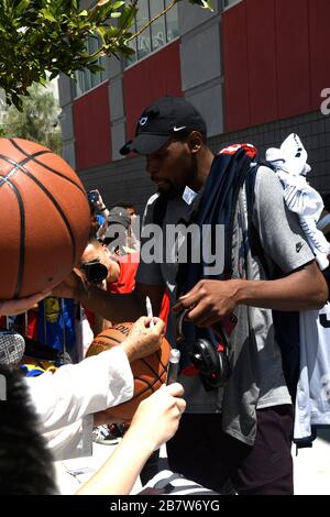 ***DATEIFOTO*** Kevin Durant unter vier Nets NBA-Spielern mit Coronavirus. LAS VEGAS, NV - 27. JULI: Kevin Durant hat am 27. Juli 2018 gesehen, wie er den Media Day im Mendenhall Center bei der UNLV in Las Vegas, Nevada verlässt. Kredit: Damairs Carter/MediaPunch Stockfoto