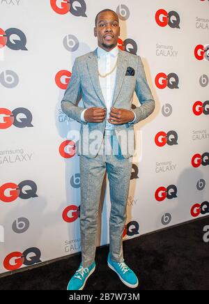 ***DATEIFOTO*** Kevin Durant unter vier Nets NBA-Spielern mit Coronavirus. NEW ORLEANS, LA - 15. FEBRUAR: NBA-Spieler Kevin Durant (Oklahoma City Thunders) posierte auf der GQ & Lebron James NBA All Star Style Party, die von Samsung Galaxy am Samstag, 15. Februar 2014, im Ogden Museum of Southern Art in New Orleans, Louisiana mit Live-Jamsession von grammy Award-prämierten Künstler The Roots gesponsert wurde. Bildnachweis: RTNEscanelle/MediaPunch Stockfoto