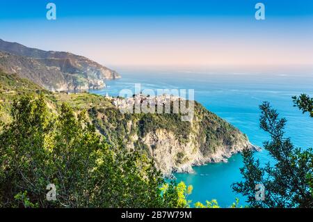 Corniglia, Cinque Terre - schönes kleines Dorf mit bunten Gebäuden auf der Klippe mit Blick auf das Meer. Cinque Terre National Park mit rauer Küste Stockfoto