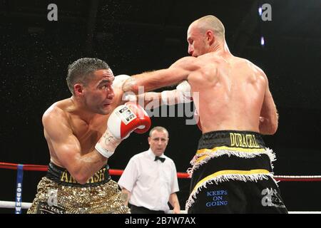 Ben Jones (schwarze/gelbe Shorts) besiegt Akaash Bhatia (Goldshorts) in einem Super-Featherweight-Boxwettkampf um den englischen Titel im Medway Park, Gill Stockfoto