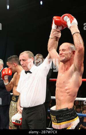 Ben Jones (schwarze/gelbe Shorts) besiegt Akaash Bhatia (Goldshorts) in einem Super-Featherweight-Boxwettkampf um den englischen Titel im Medway Park, Gill Stockfoto