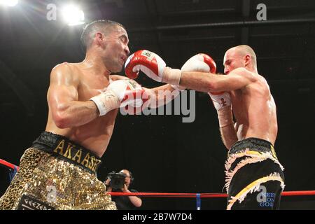 Ben Jones (schwarze/gelbe Shorts) besiegt Akaash Bhatia (Goldshorts) in einem Super-Featherweight-Boxwettkampf um den englischen Titel im Medway Park, Gill Stockfoto