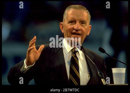 Dallas Texas USA, 1992: Der wohlhabende texanische Geschäftsmann H. Ross Perot spricht bei einer Kundgebung während seiner Kampagne als Drittkandidat für das Amt des Präsidenten der Stockfoto