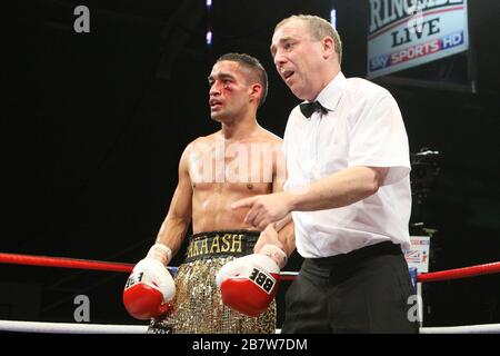 Ben Jones (schwarze/gelbe Shorts) besiegt Akaash Bhatia (Goldshorts) in einem Super-Featherweight-Boxwettkampf um den englischen Titel im Medway Park, Gill Stockfoto