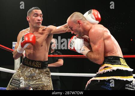 Ben Jones (schwarze/gelbe Shorts) besiegt Akaash Bhatia (Goldshorts) in einem Super-Featherweight-Boxwettkampf um den englischen Titel im Medway Park, Gill Stockfoto