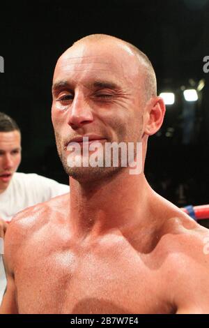 Ben Jones (schwarze/gelbe Shorts) besiegt Akaash Bhatia (Goldshorts) in einem Super-Featherweight-Boxwettkampf um den englischen Titel im Medway Park, Gill Stockfoto