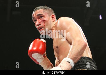 Ben Jones (schwarze/gelbe Shorts) besiegt Akaash Bhatia (Goldshorts) in einem Super-Featherweight-Boxwettkampf um den englischen Titel im Medway Park, Gill Stockfoto