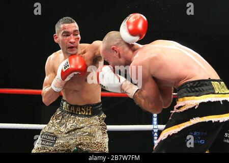 Ben Jones (schwarze/gelbe Shorts) besiegt Akaash Bhatia (Goldshorts) in einem Super-Featherweight-Boxwettkampf um den englischen Titel im Medway Park, Gill Stockfoto