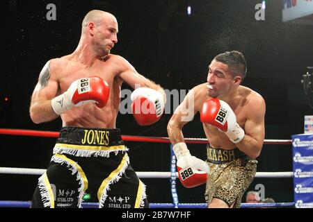 Ben Jones (schwarze/gelbe Shorts) besiegt Akaash Bhatia (Goldshorts) in einem Super-Featherweight-Boxwettkampf um den englischen Titel im Medway Park, Gill Stockfoto