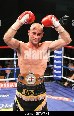 Ben Jones (schwarze/gelbe Shorts) besiegt Akaash Bhatia (Goldshorts) in einem Super-Featherweight-Boxwettkampf um den englischen Titel im Medway Park, Gill Stockfoto