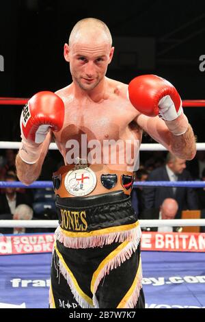 Ben Jones (schwarze/gelbe Shorts) besiegt Akaash Bhatia (Goldshorts) in einem Super-Featherweight-Boxwettkampf um den englischen Titel im Medway Park, Gill Stockfoto