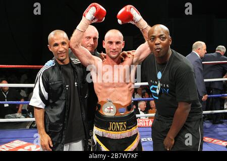 Ben Jones (schwarze/gelbe Shorts) besiegt Akaash Bhatia (Goldshorts) in einem Super-Featherweight-Boxwettkampf um den englischen Titel im Medway Park, Gill Stockfoto