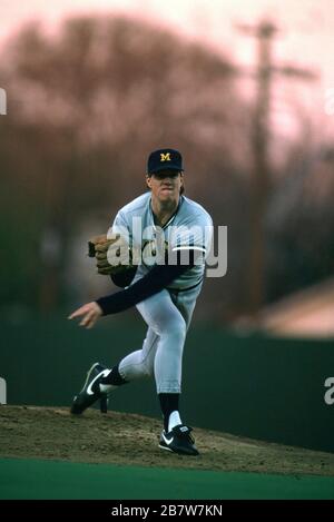 Austin Texas USA, 1988: Handicap College Pitcher, Jim Abbott, Baseballspieler der University of Michigan, geboren mit nur einer Hand. 1987 wurde er zum Amateursportler des Jahres der AAU ernannt. ©Bob Daemmrich Stockfoto