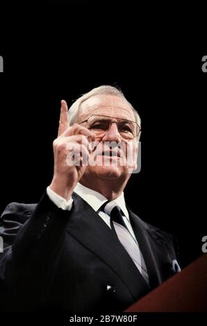 San Antonio Texas USA, 1991: Der Unternehmer und Geschäftsmann Lee Iacocca spricht auf der jährlichen AARP-Konferenz (American Association of Retired People). ©Bob Daemmrich Stockfoto