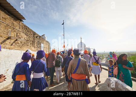 Nihang Sikhs in Gurudwara Qila Anangarh Sahib in Anandpur Sahib, Punjab, Indien anlässlich des Hola Mohalla Festivals. Stockfoto