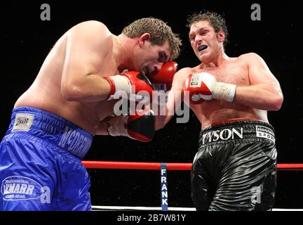 Tyson Fury (schwarze Shorts) besiegt John McDermott in einem Heavyweight Boxing-Wettbewerb um den englischen Titel im Brentwood International Center, befördert Stockfoto