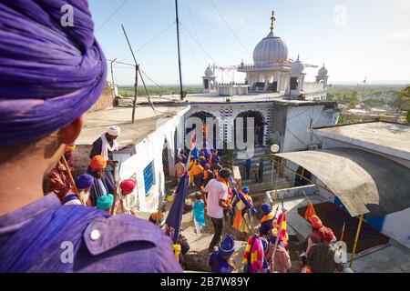Nihang Sikhs in Gurudwara Qila Anangarh Sahib in Anandpur Sahib, Punjab, Indien anlässlich des Hola Mohalla Festivals. Stockfoto