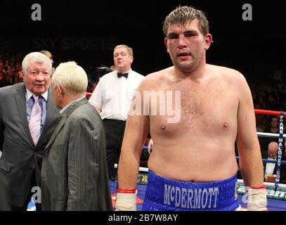 Bestürzung für McDermott am Ende des Kampfes - Tyson Fury (schwarze Shorts) besiegt John McDermott in einem Heavyweight Boxing-Wettbewerb um den englischen Titel Stockfoto