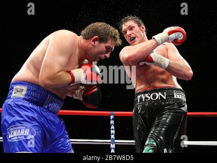 Tyson Fury (schwarze Shorts) besiegt John McDermott in einem Heavyweight Boxing-Wettbewerb um den englischen Titel im Brentwood International Center, befördert Stockfoto