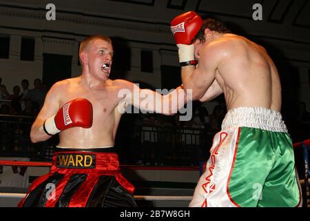 Jimmy Ward (rot/schwarze Shorts) zieht mit Peter Vaughan in einem Boxwettbewerb im Mittelgewicht in der York Hall, Bethnal Green, gefördert von Left Jab Stockfoto