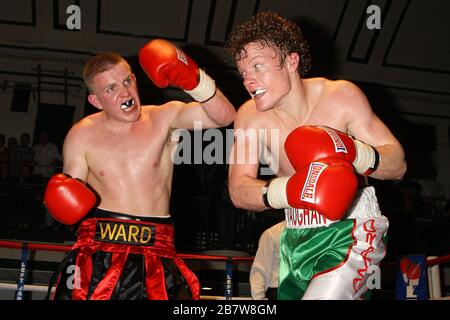 Jimmy Ward (rot/schwarze Shorts) zieht mit Peter Vaughan in einem Boxwettbewerb im Mittelgewicht in der York Hall, Bethnal Green, gefördert von Left Jab Stockfoto