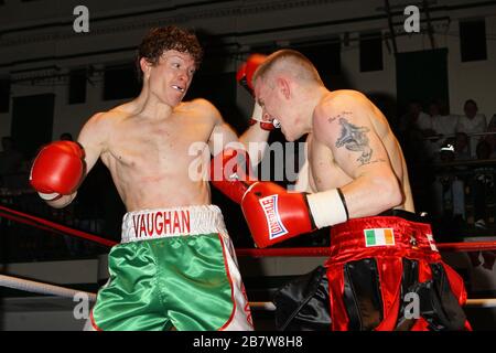 Jimmy Ward (rot/schwarze Shorts) zieht mit Peter Vaughan in einem Boxwettbewerb im Mittelgewicht in der York Hall, Bethnal Green, gefördert von Left Jab Stockfoto