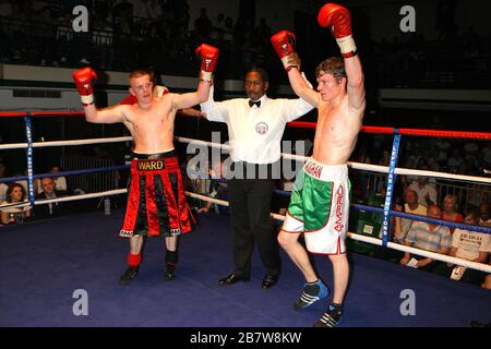 Jimmy Ward (rot/schwarze Shorts) zieht mit Peter Vaughan in einem Boxwettbewerb im Mittelgewicht in der York Hall, Bethnal Green, gefördert von Left Jab Stockfoto