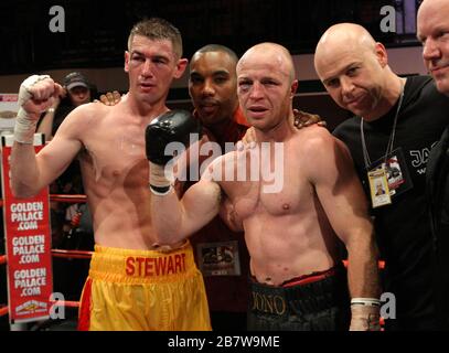 Jon Thaxton (Norwich, schwarze Shorts) besiegte Dave Stewart (Wanstead/Ayr, gelbe Shorts), nachdem der Schiedsrichter den Wettbewerb in der 12. Runde eingestellt hatte - Brit Stockfoto