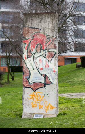 Ein Segment der Berliner Mauer steht als Denkmal in einem öffentlichen Park in DŸsseldorf, der Hauptstadt des Bundeslandes Nordrhein-Westfalen, Deutschland. Stockfoto