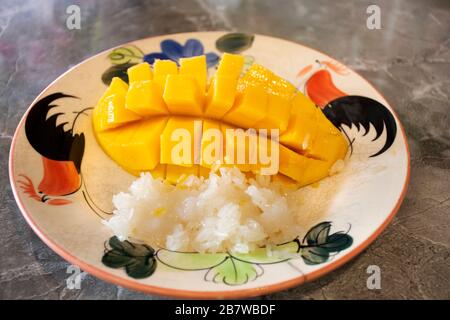 Thailändisches Mango und Süßigkeiten klebriger Reis mit Kokosmilch servieren wir auf Vintage-Retro-Gericht für Reisende, die im Restaurantcafé in Samut Songkhram, Tha, essen Stockfoto