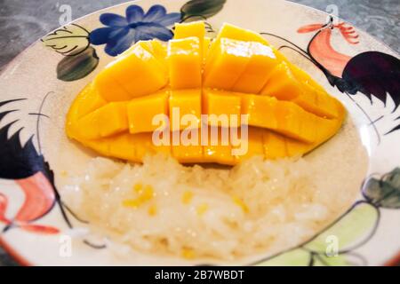 Thailändisches Mango und Süßigkeiten klebriger Reis mit Kokosmilch servieren wir auf Vintage-Retro-Gericht für Reisende, die im Restaurantcafé in Samut Songkhram, Tha, essen Stockfoto