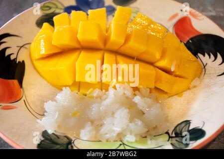 Thailändisches Mango und Süßigkeiten klebriger Reis mit Kokosmilch servieren wir auf Vintage-Retro-Gericht für Reisende, die im Restaurantcafé in Samut Songkhram, Tha, essen Stockfoto