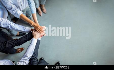 Nicht Erkennbare Mitarbeiter, Die Hände In Büro Halten, Zugeschnitten, Über Ansicht Stockfoto