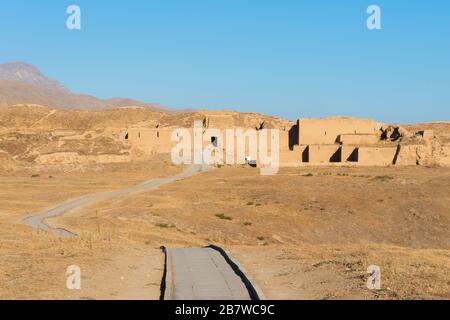 Langer Weg zur archäologischen Stätte von Nisa (Nicäa), die auch als alte Hauptstadt von Parthaunisa im parthischen Reich bekannt ist. Bagir Village, Turkmenistan Stockfoto