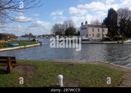 Eine von vielen Schaumbrücken auf dem Gloucester- und Schärfenkanal, die hier an der Kreuzung Saul bei Frampton zu sehen sind. Stockfoto