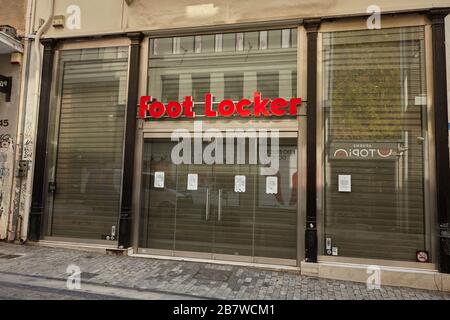 Fußlocker, geschlossener Laden in Athen, Coronavirus Stockfoto