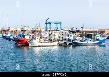 Fischerboote im Hafen am Gran Tarajal an der Ostküste der Kanareninsel Fuerteventura Stockfoto