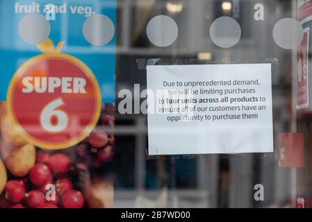 Southend on Sea, Essex, Großbritannien. März 2020. Eine Reihe von Unternehmen in Southend on Sea sind von der Situation rund um COVID-19 in Großbritannien betroffen. Ein Aldi-Shop beschränkt Kunden auf vier Produkteinheiten. Anmeldefenster Stockfoto